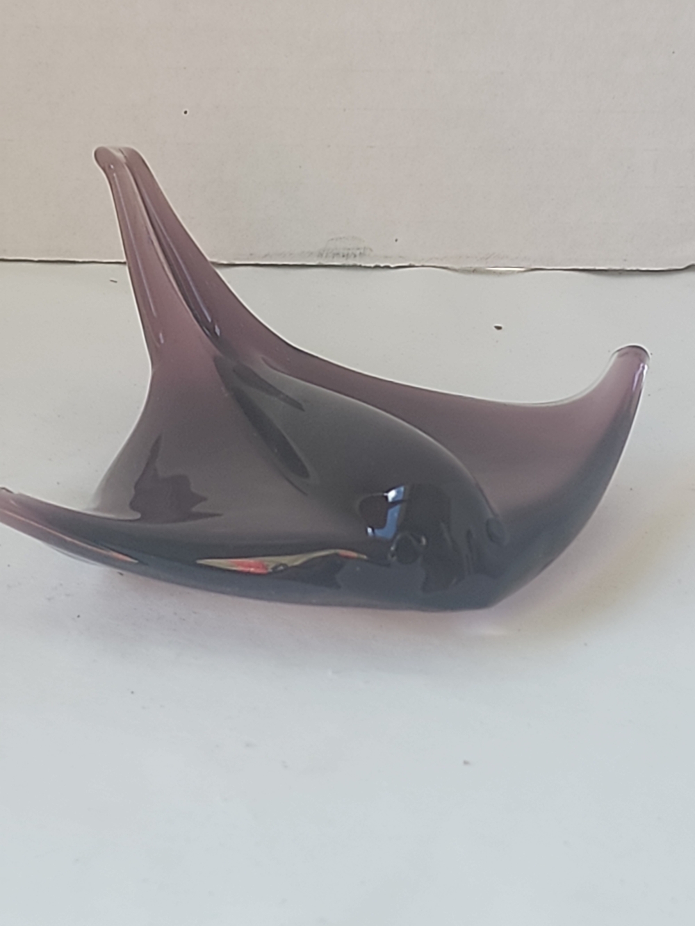 Vintage Dynasty Gallery Art Glass Purple Stingray Paperweight Figurine Glows UV